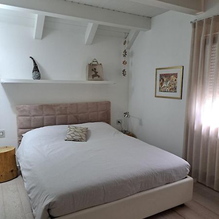 Home White Laives Eksteriør bilde