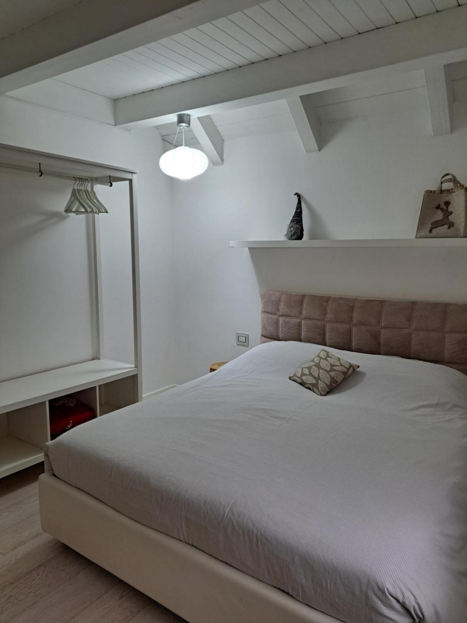 Home White Laives Eksteriør bilde